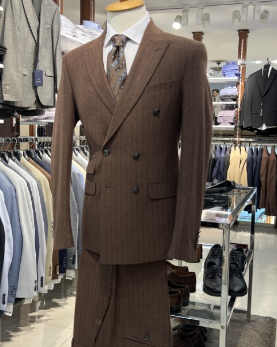 İtalyan Kesim Kırlangıç Yaka Çizgili Slim Fit Takım Elbise Kahverengi